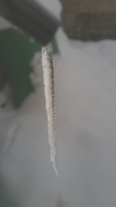 Eiszapfen: abnehmende Dicke durch Wachstum an der Spitze