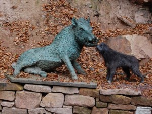 Hund an Wildschwein-Statue