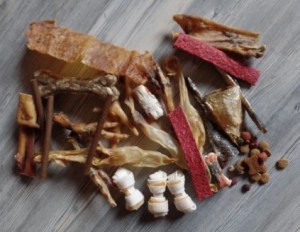 verschiedene Hundesnacks: Hundesnacks gibt es in zahlreichen Varianten.