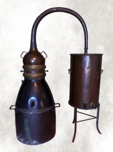 Alte Alkoholdestille: Bei der Destillation von Alkohol wird der Vorlauf verworfen, da er leicht flüchtige, giftige Substanzen enthält. Bei der AK-Bestimmung kann man sich Werte unter dem Referenzbereich bildhaft als „Vorlauf“ vorstellen, die nicht verwertet werden können.