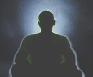 Alternativtext: Menschlicher Kopf im Dunklen, umgeben von Licht. Nach der Theorie der Bioresonanz hat jedes Lebewesen eine Aura aus einem elektromagnetischen Feld. Das Feld kann durch die Bioresonanzgeräte in seiner Qualität gemessen und gezielt im Rahmen der Therapie positiv beeinflusst werden.