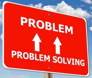 Schild mit Problem Solving und Pfeile zu Problem. Nicht immer führen Lösungen zum Ziel. Manchmal entstehen weitere Probleme.