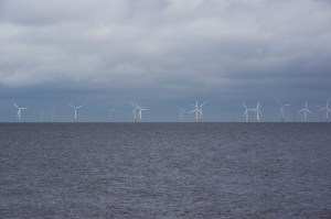 Bild Offshore-Windkraftanlage. Die Auswirkungen von Offshore-Windkraft-Anlagen sind noch wenig erforscht. Sie verändern das Ökosystem, in dem sie z. B. Siedlungsflächen bieten. Andererseits erzeugen sie Lärm und führen zu Störungen von Populationen.